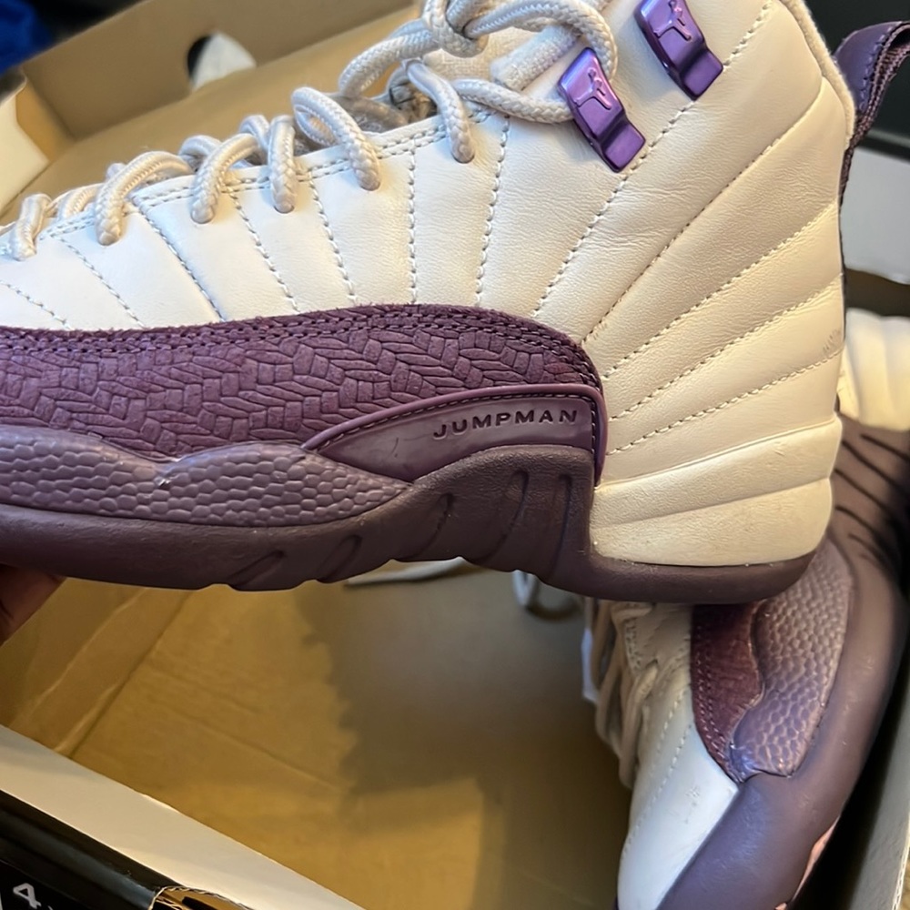 Alr Jordan 12s (desert sand/desert sand sable du desert) size 4